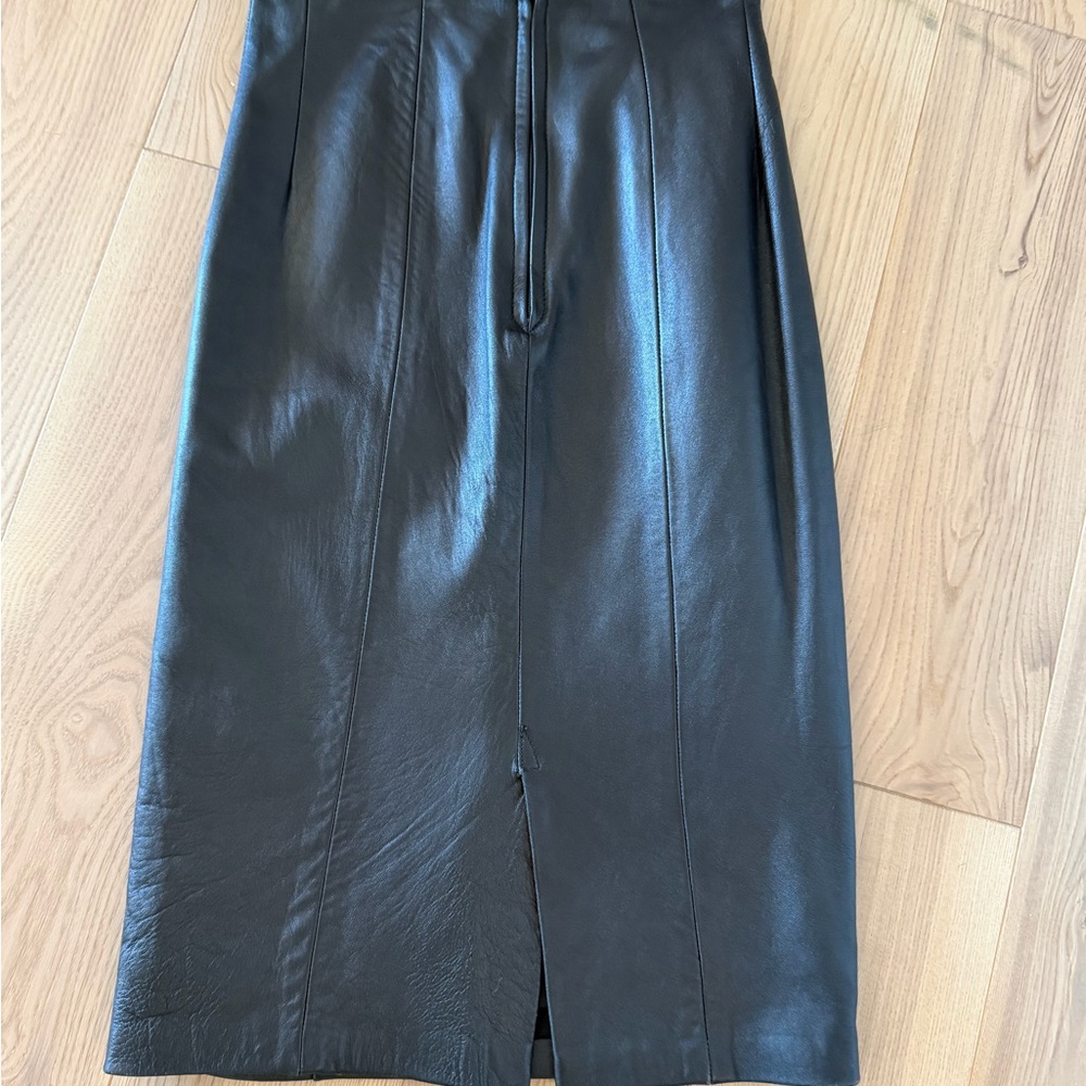 Elegant Black Leather Skirt - Picture 3 of 5